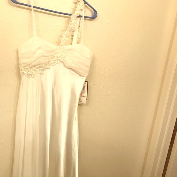 Formal gown - Picture 1 of 4